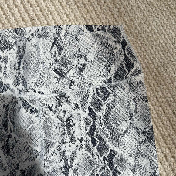 ALO Yoga snake skin print bra and biker shorts set - Picture 4 of 8